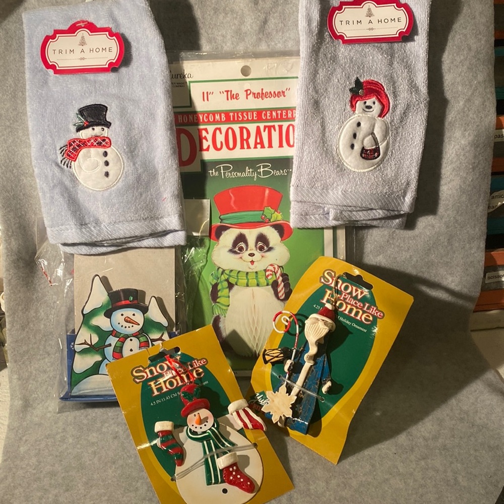 Christmas bundle 7 pieces, 2 hand towels, 2 ornaments, 2 centerpieces, 1 deskset